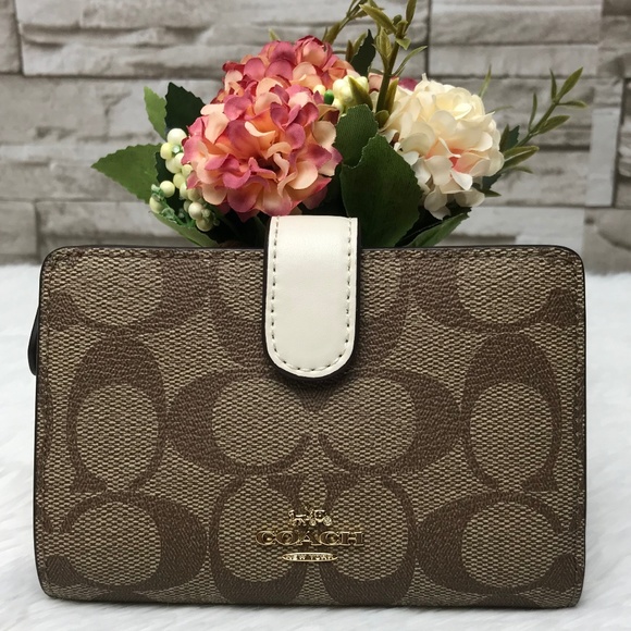Coach Handbags - 👜COACH🌺MEDIUM CORNER ZIP WALLET 5"